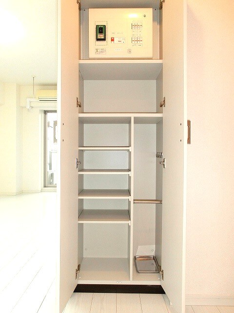 物件内観写真11　(ハイリーフ上野の１Ｒの収納豊富なシューズＢＯＸです)