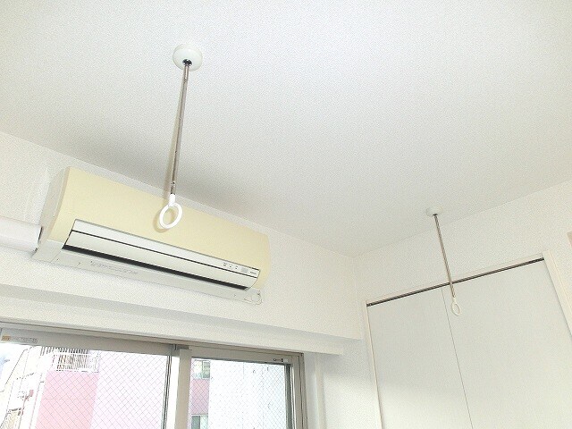 物件内観写真17　(ハイリーフ上野の１Ｒの取り外し可能な室内物干し設備です)