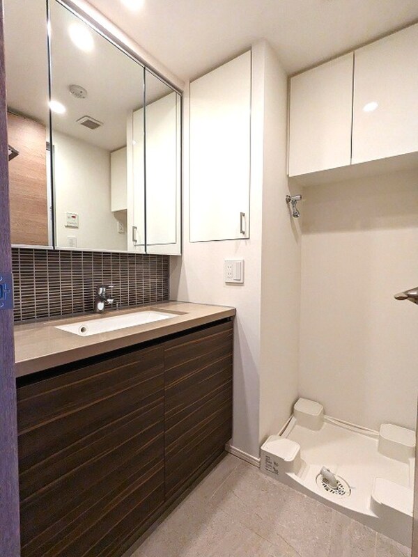 洗面・脱衣所(三面鏡付トイレと独立した洗面台です。
洗濯機置場のお手入れ楽)