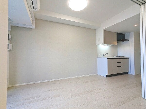 建物設備(リビングに床暖房、全室照明付き、上階は目の前建物なく開放感あ)