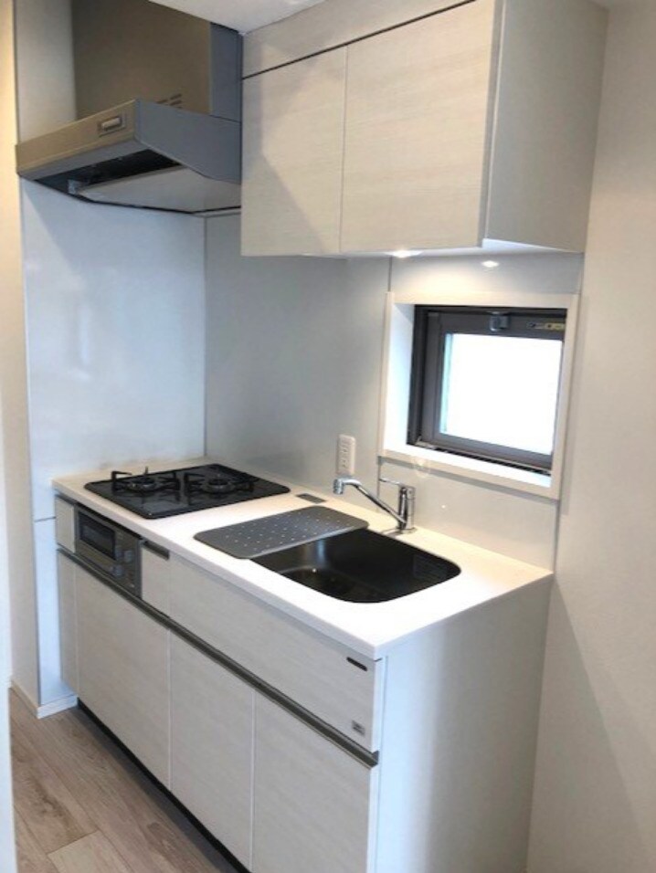 物件内観写真6　(窓付き明るく換気良好なシステムキッチン、瀟洒でお手入れ楽なガ)