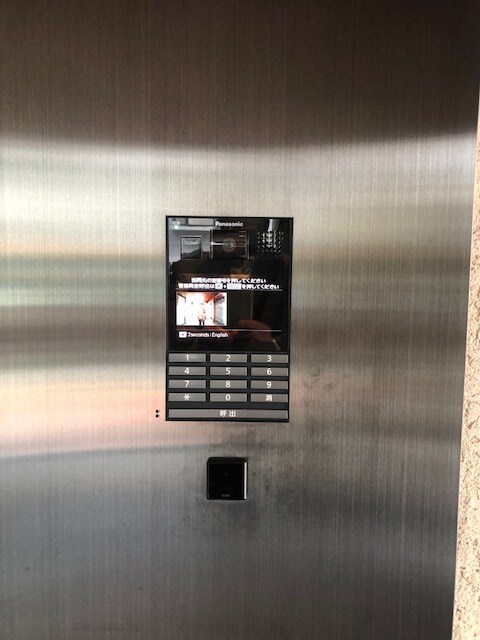 物件外観写真3　(防犯モニター付きタッチキーのオートロックセキュリティ)