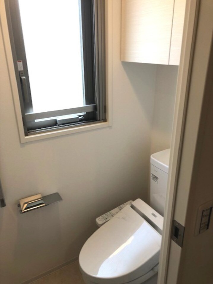 物件内観写真10　(窓付き換気良好な温水洗浄便座)