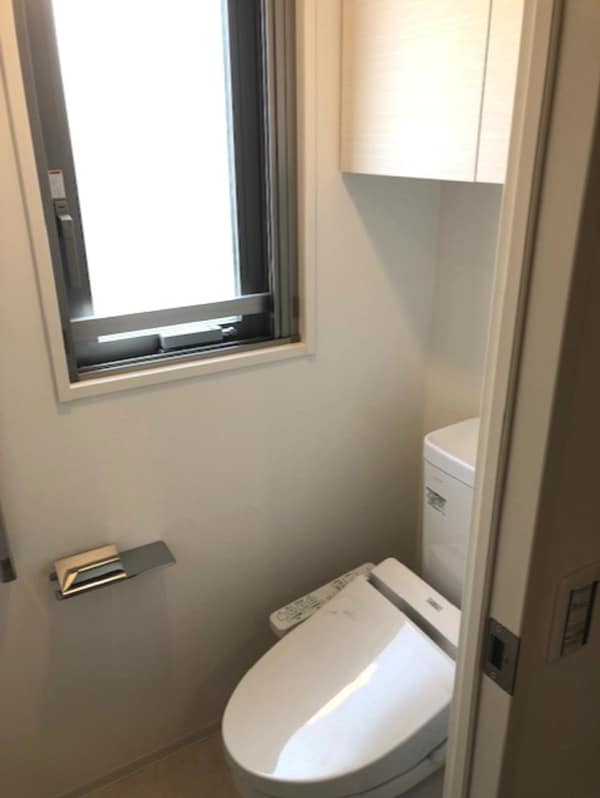 トイレ(窓付き換気良好な温水洗浄便座)