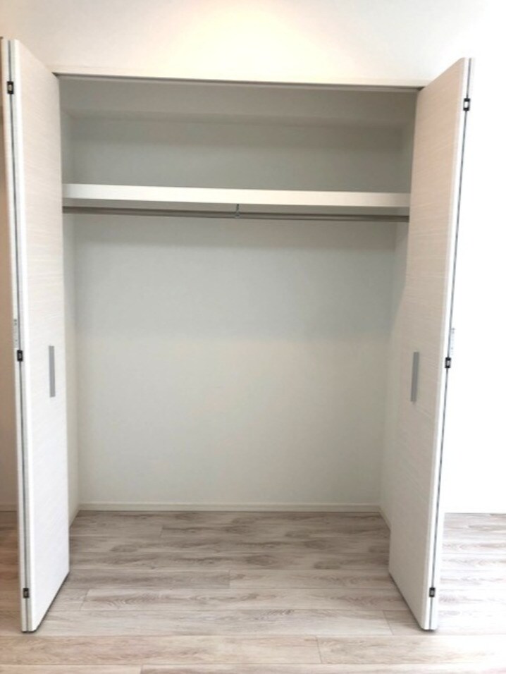 物件内観写真12　(奥行きあるクローゼット)