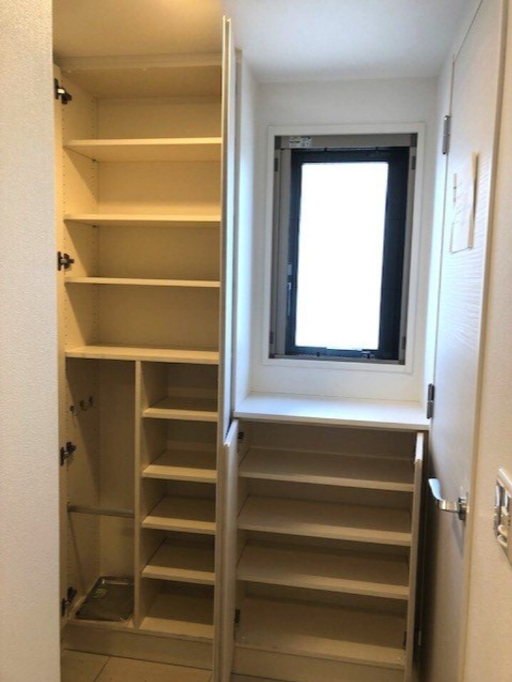 物件内観写真15　(玄関収納)