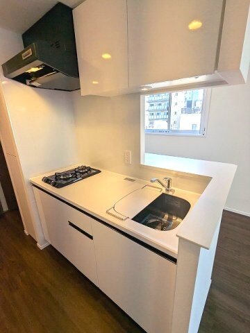 物件内観写真5　(ガス2口システムカウンターキッチン、瀟洒でお手入れ楽なガラス)
