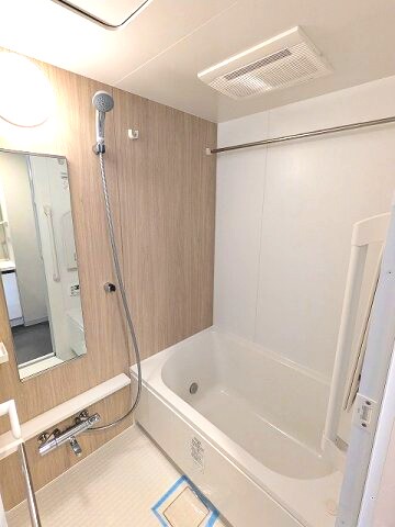 物件内観写真6　(追焚オートバス、浴室換気乾燥機付きです)