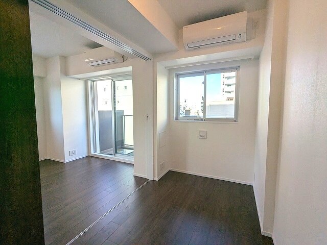 物件内観写真9　(インターネット無料、エアコン2台付、バルコニーに面した明るい)