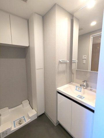 物件内観写真10　(トイレと独立した脱衣洗面室に洗濯機置場あります、洗濯機置場は)