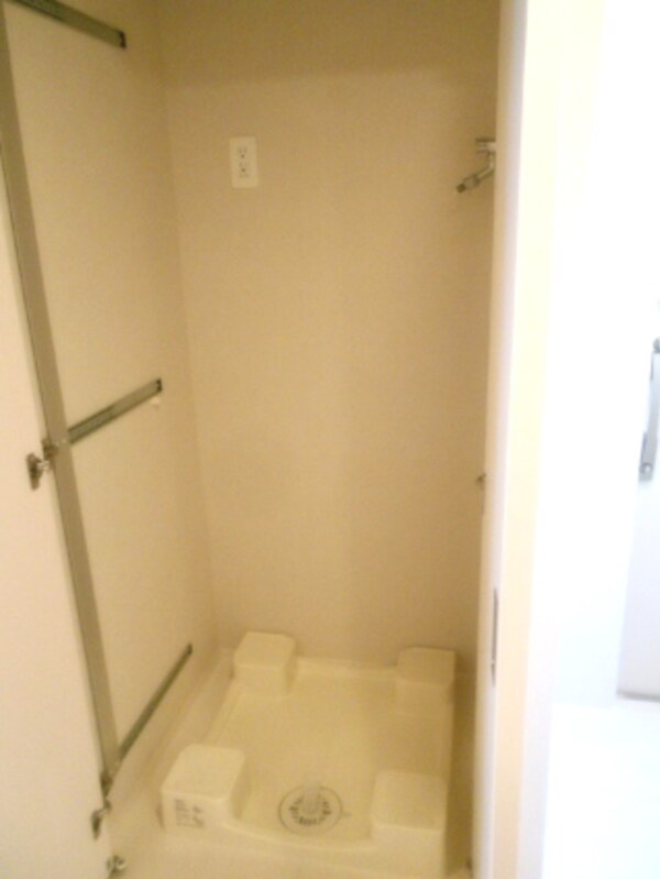 建物設備(排水溝お手入れしやすい足高防水パンです)