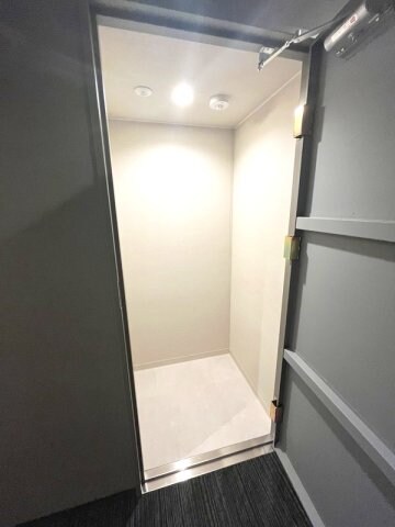 物件外観写真2　(玄関横に無料のトランクルーム付です、内寸700×900㎝/0)