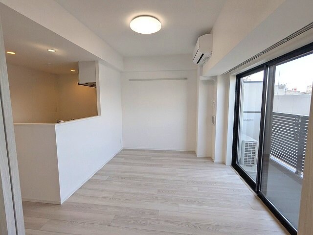 物件内観写真28　(カウンターキッチン、リビングと各洋室にエアコンと照明付きです)