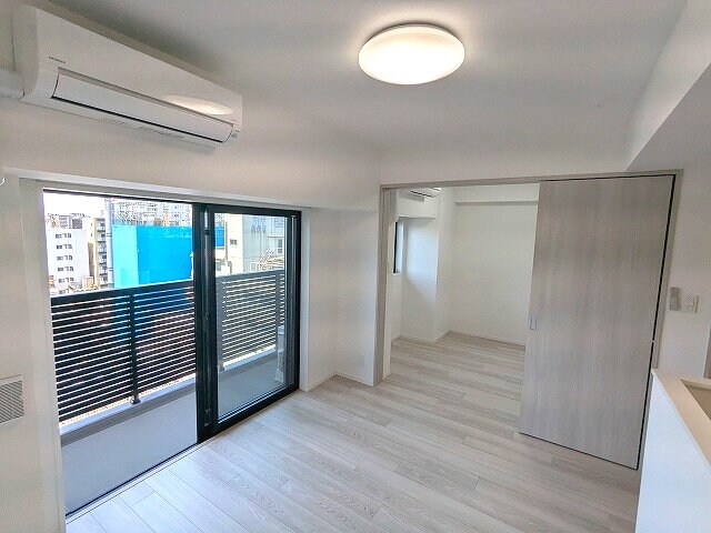 物件内観写真29　(カウンターキッチン、リビングと各洋室にエアコンと照明付きです)