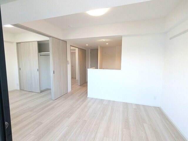 物件内観写真6　(カウンターキッチン、リビングと各洋室にエアコンと照明付きです)