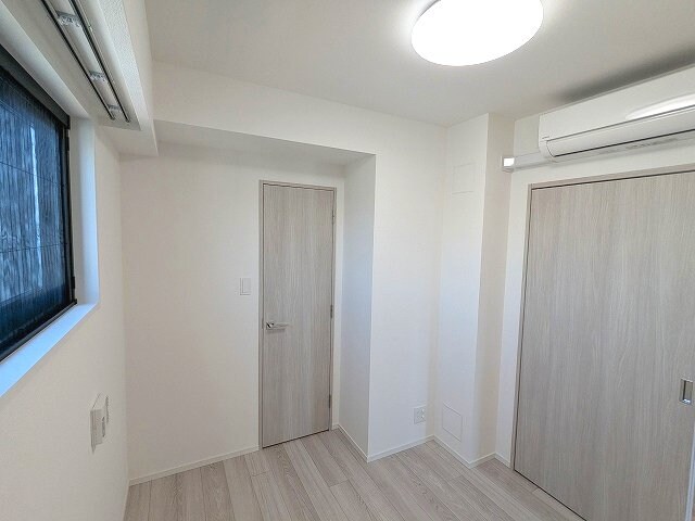 物件内観写真7　(4帖洋室、ウォークインクローゼット、リビングと各洋室にエアコ)