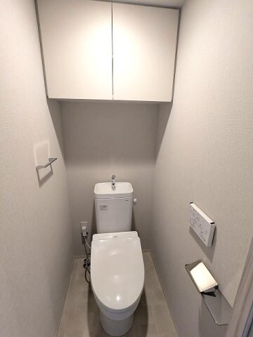 物件内観写真9　(温水洗浄便座、ペーパーホルダーにスマホストレージ付きです)