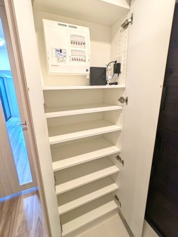 物件内観写真12　(収納豊富なトールタイプのシューズBOXです)