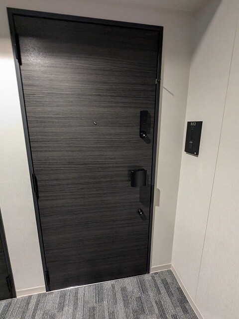 物件内観写真16　(ディンプルキーのダブルロックとタッチキーのセキュリティ)