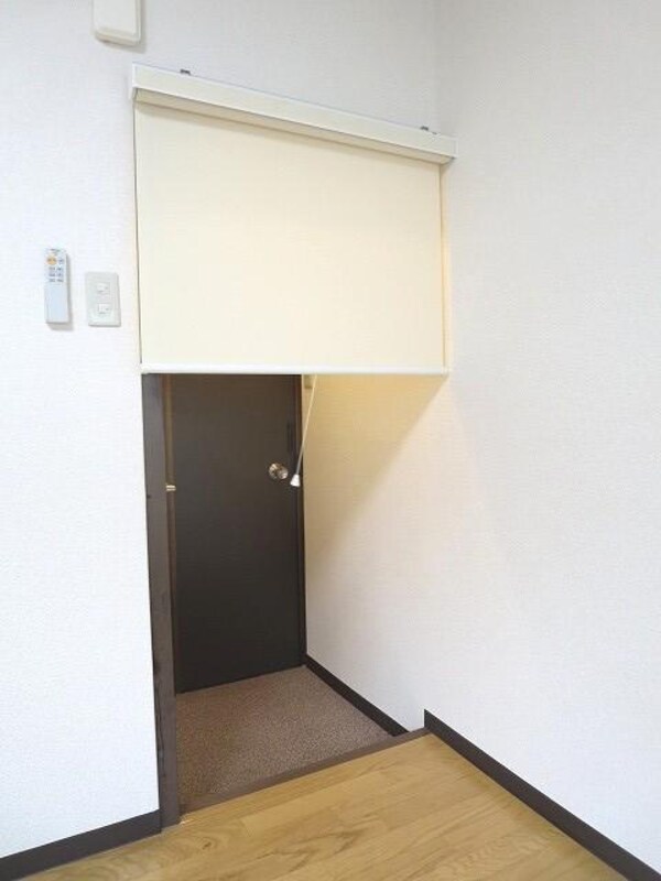 玄関(玄関にロールカーテン付きです)