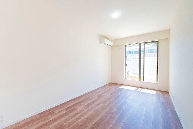 物件内観写真10　(洋室・同反転タイプ類似参照)