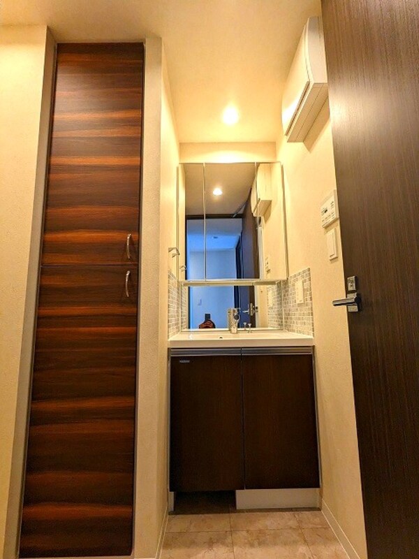 洗面・脱衣所(トイレと別の独立洗面室です。洗面台の下にヘルスメーターストッ)