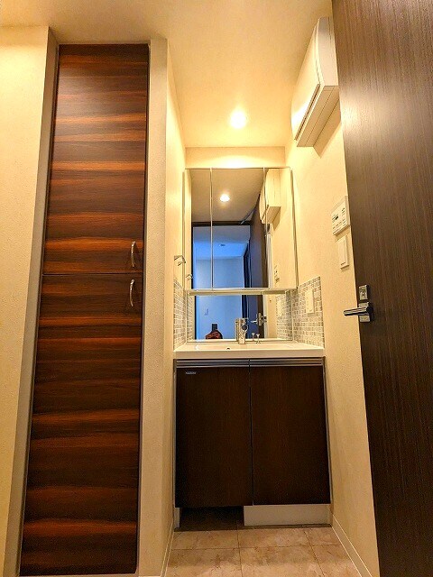 物件内観写真8　(トイレと別の独立洗面室です。洗面台の下にヘルスメーターストッ)