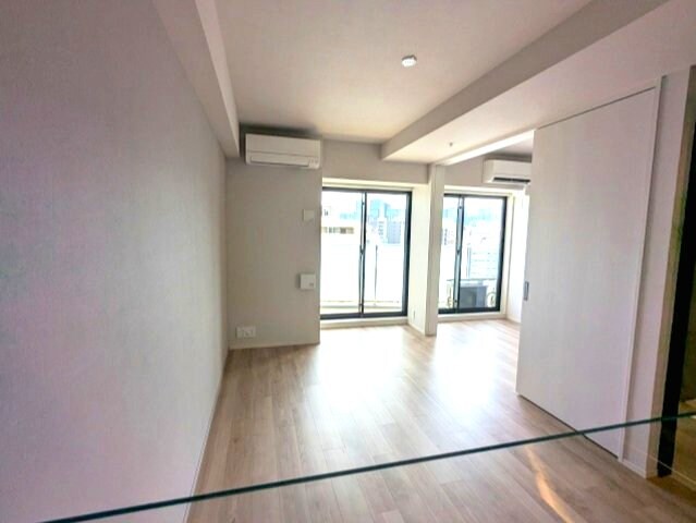 物件内観写真3　(インターネットWi-Fi無料、エアコン3台付、南向き日当たり)