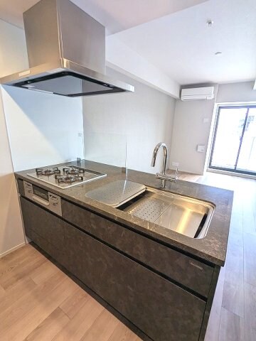 物件内観写真4　(グリル付ガス3口システムカウンターキッチン、浄水器、シンク内)