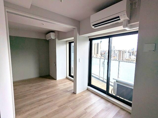 物件内観写真9　(4.5帖洋室とリビング、インターネットWi-Fi無料、エアコ)
