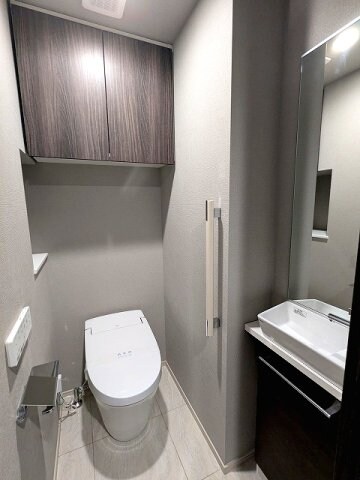 物件内観写真12　(鏡付洗面台付き、洗面室と独立した温水洗浄便座です、瀟洒で節水)