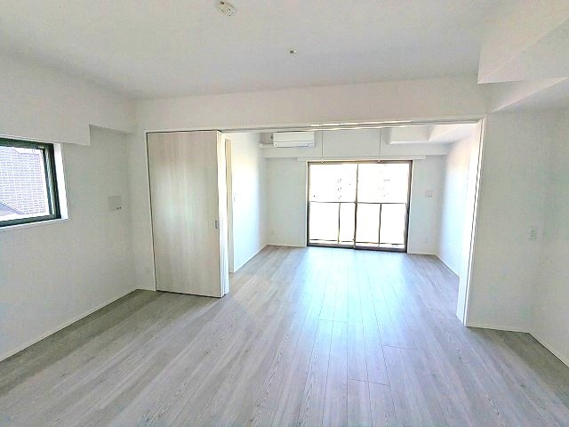 物件内観写真4　(角部屋、リビングに窓付、洋室にエアコン・ウォークインクローゼ)