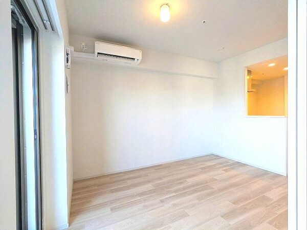 内装他(リビングにエアコン付きです、インターネット無料、カウンターキ)