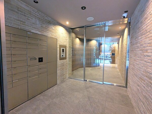 エントランス(瀟洒なエントランス、タッチキーのモニター付オートロックセキュ)