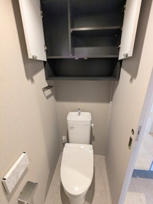 トイレ(洗面室と独立した温水洗浄便座です)