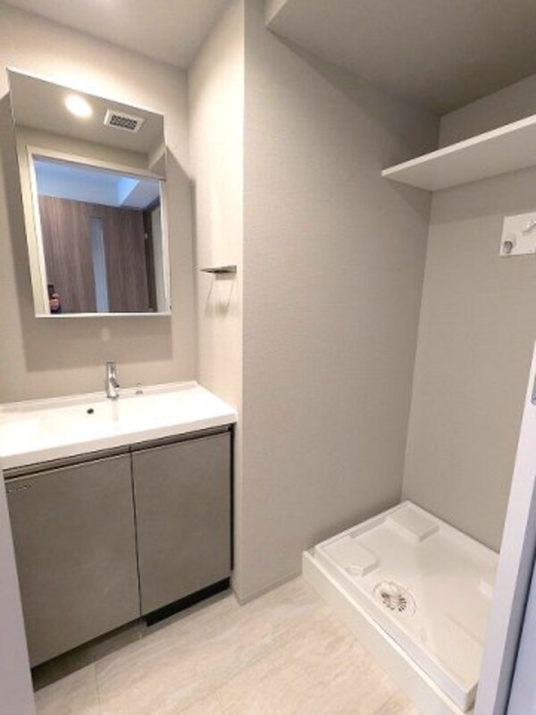 洗面・脱衣所(トイレと独立した脱衣洗面室、洗面台の下にヘルスメーターストッ)