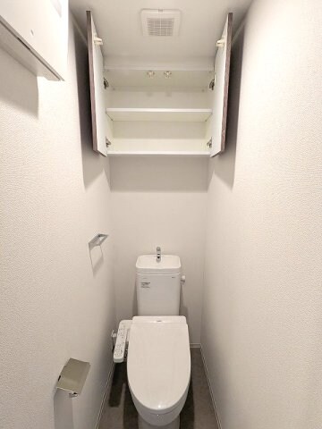 物件内観写真10　(洗面室と独立した温水洗浄便座です)