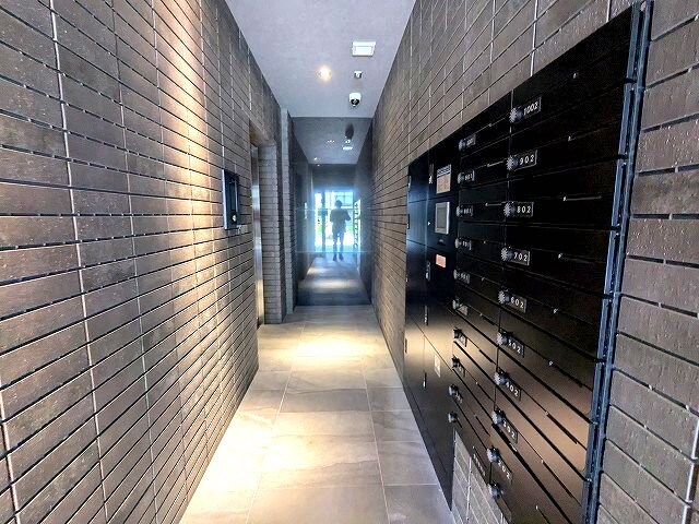 物件内観写真13　(瀟洒なエントランス、モニター付オートロックセキュリティ、防犯)