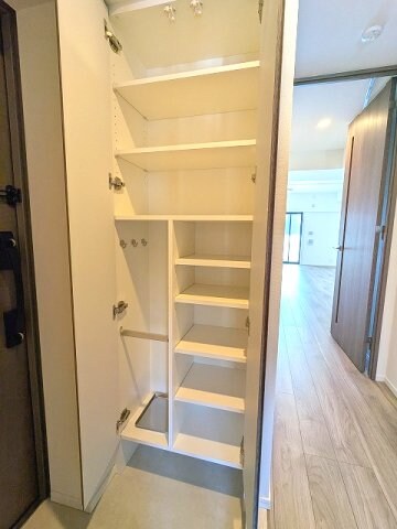 物件内観写真22　(傘入れ付収納豊富なトールタイプのシューズBOXです)