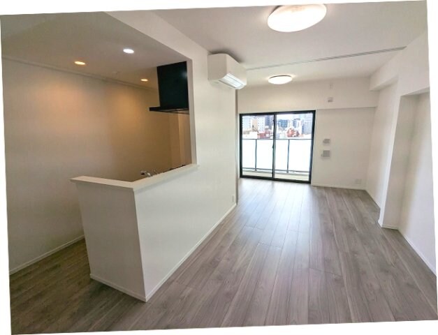 物件内観写真26　(リビングと4.5帖洋室、リビングにエアコン・照明・収納付き、)