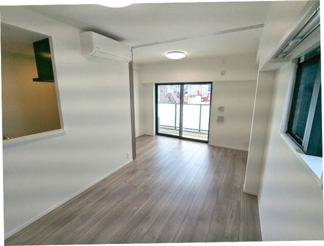 物件内観写真27　(リビングと4.5帖洋室、リビングにエアコン・照明・収納付き、)