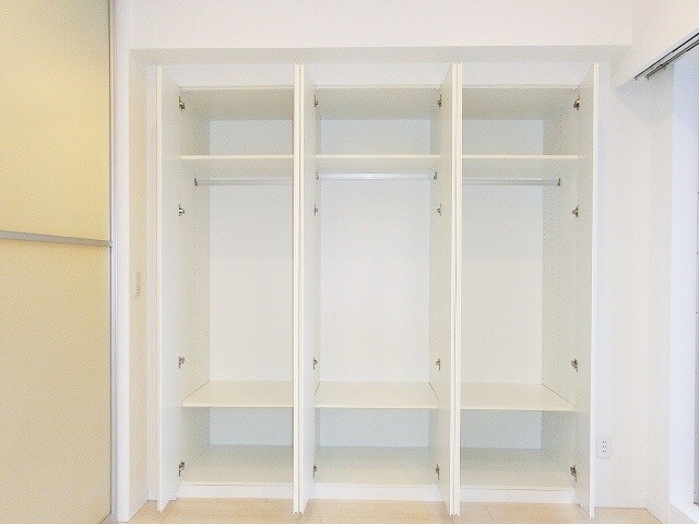 物件内観写真10　(洋室壁一面の豊富な収納は隣部屋との防音効果もあります)