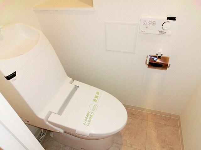 物件内観写真13　(温水洗浄便座です)