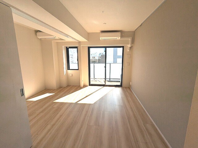 物件内観写真4　(南向き日当り眺望良好
エアコン付
フロアにより室内カラーバリ)