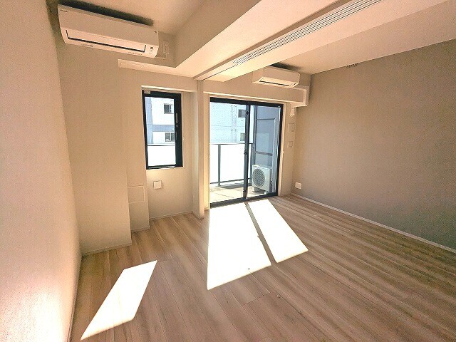 物件内観写真8　(洋室、南向き日当り良好、エアコン・ウォークインクローゼット)