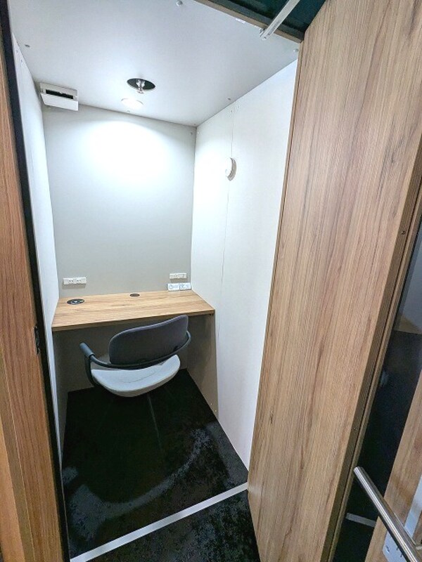 建物設備(Wi-Fi完備の2Fビジネスラウンジ、扉付き個別ブースもあり)