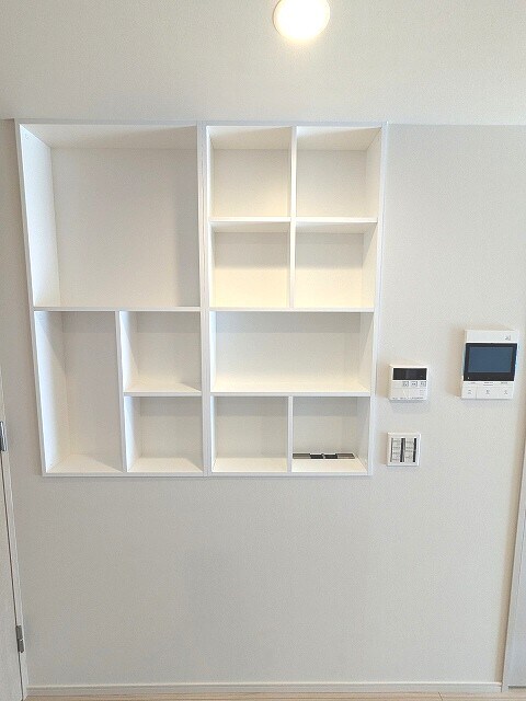 物件内観写真22　(リビングのシステム収納です)
