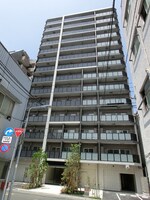 洗練された外観、平置駐車場