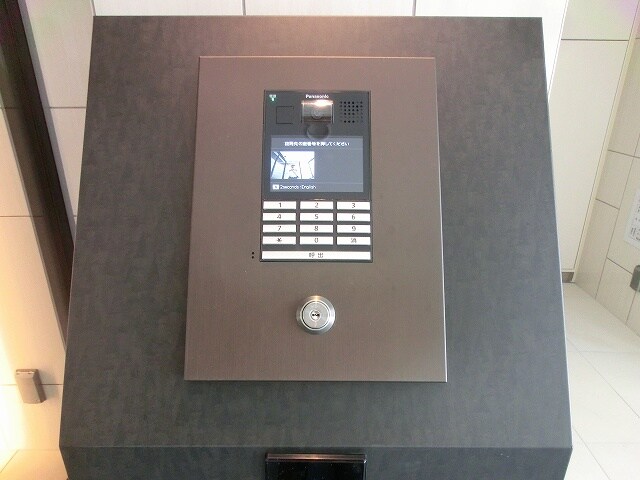 物件外観写真2　(ＴＶモニター付オートロックセキュリティ)