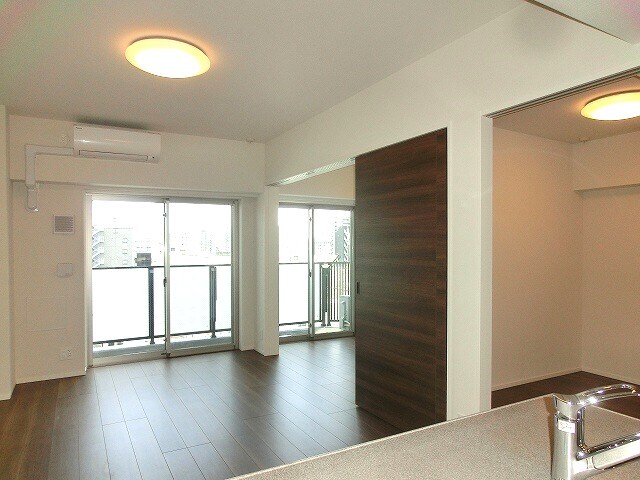 物件内観写真3　(床暖房付きのリビング)